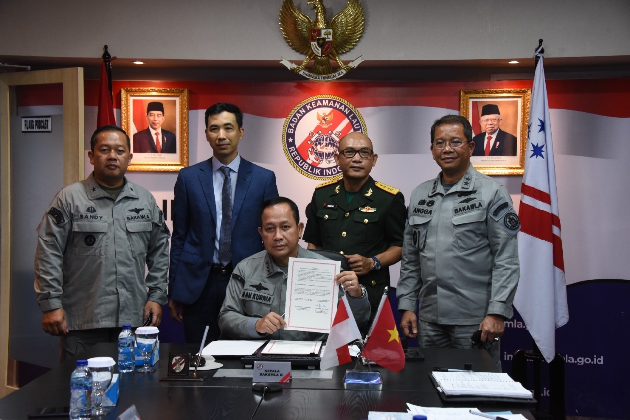 Commander of the Indonesian Maritime Security Agency Admiral Dr. Aan Kurnia holds up the signed MoU.