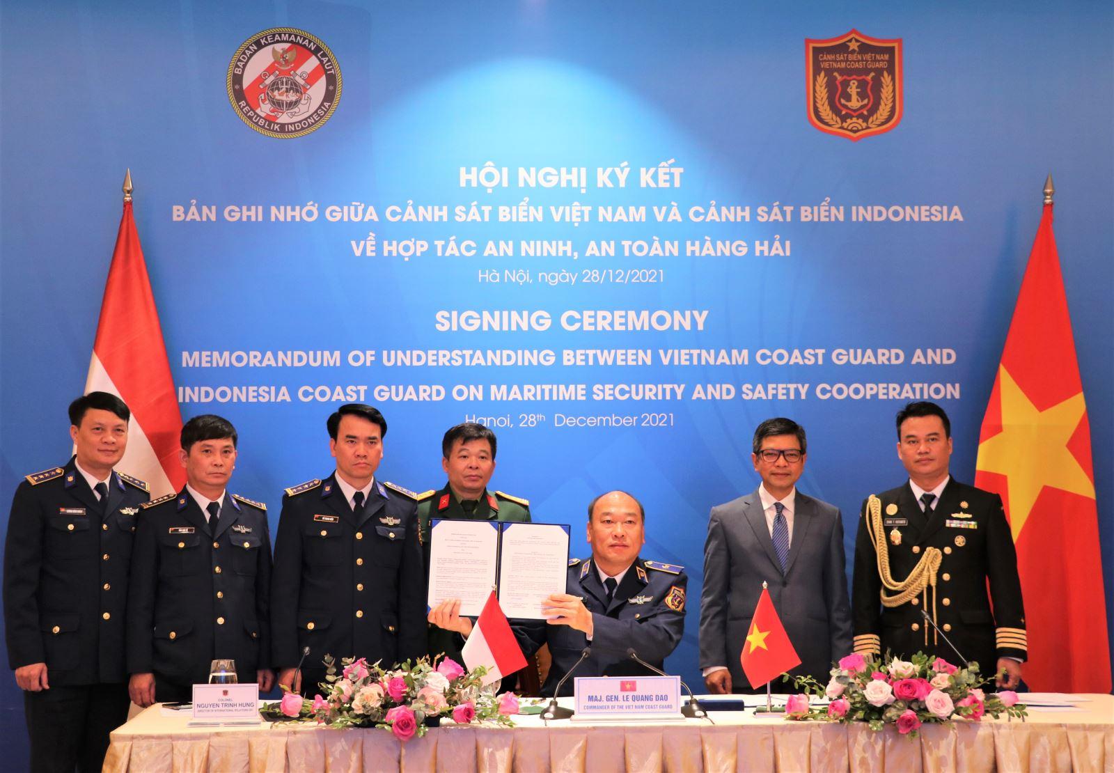 Commander of the Vietnam Coast Guard Major General Le Quang Dao holds up the signed MoU. (Photo: VNA)