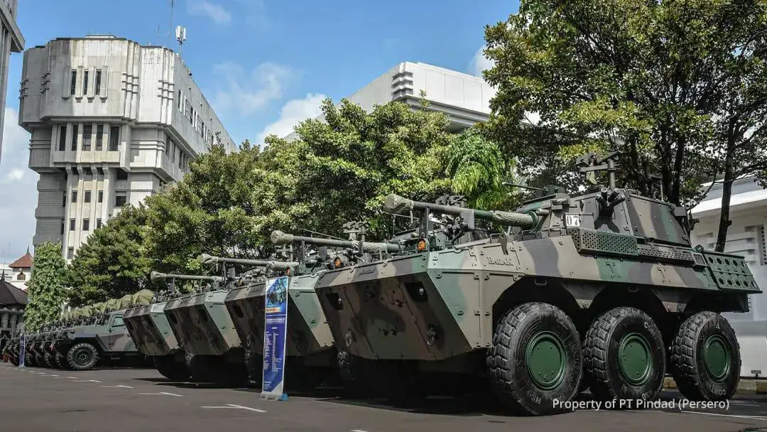 Pindad Badak 6×6 fire support vehicle dan Komodo 4x4 recon armored car