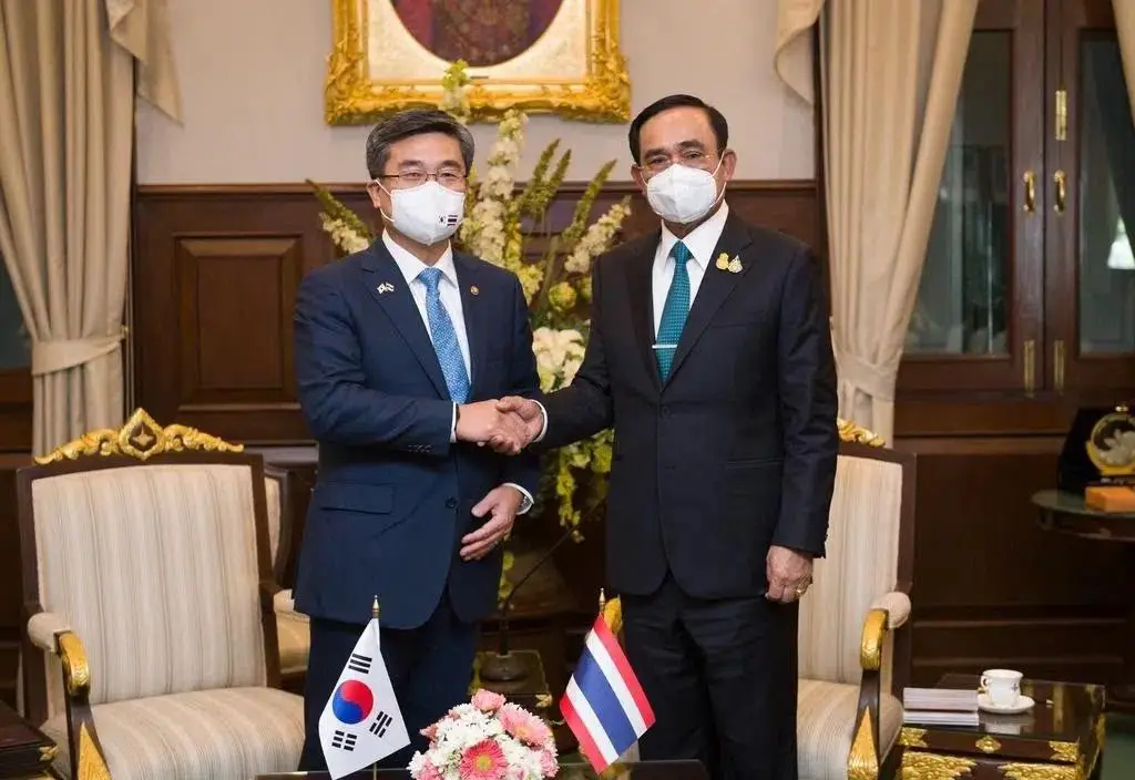 South Korean Defense Minister Wook Suh met with Prayut Chan-o-cha, the Prime Minister and Minister of Defence of the Kingdom of Thailand 