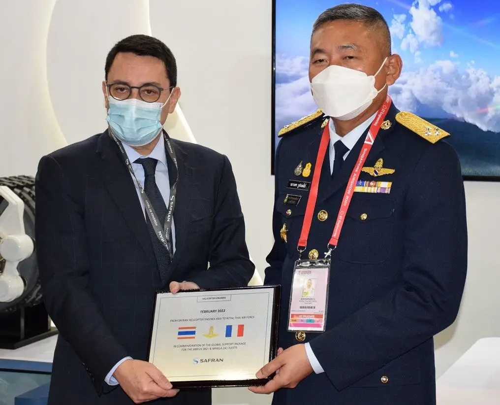 The Singapore Air Show was the opportunity for Alexandre Ziegler, Safran Senior Executive Vice President International and Public Affairs, to meet with Air Chief Marshal Napadej Thupatemi, Royal Thai Air Force Commander in Chief, and give him a commemorating plaque for the long term support of RTAF Safran engines fleet.