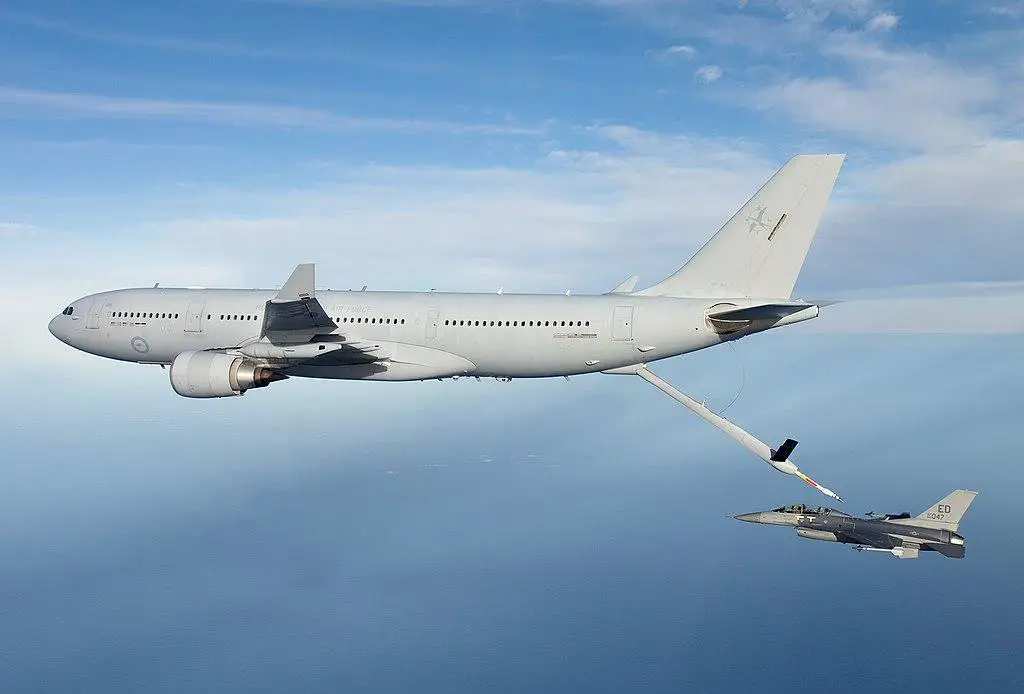 Royal Australian Air Force KC-30 A39-002 refuelling an USAF F-16 during a trial in 2015