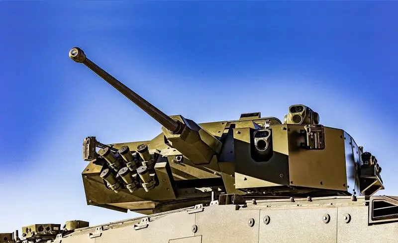 VCR 8×8 DRAGON with Nedinsco’s BACK-UP SIGHT situated left of the gun.