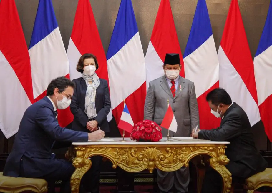 Indonesian Defense Minister Prabowo Subianto with the Minister of the Armed Forces of the French Republic Florence Parly while witnessing the signing of the MoU between Nexter and PT Pindad 