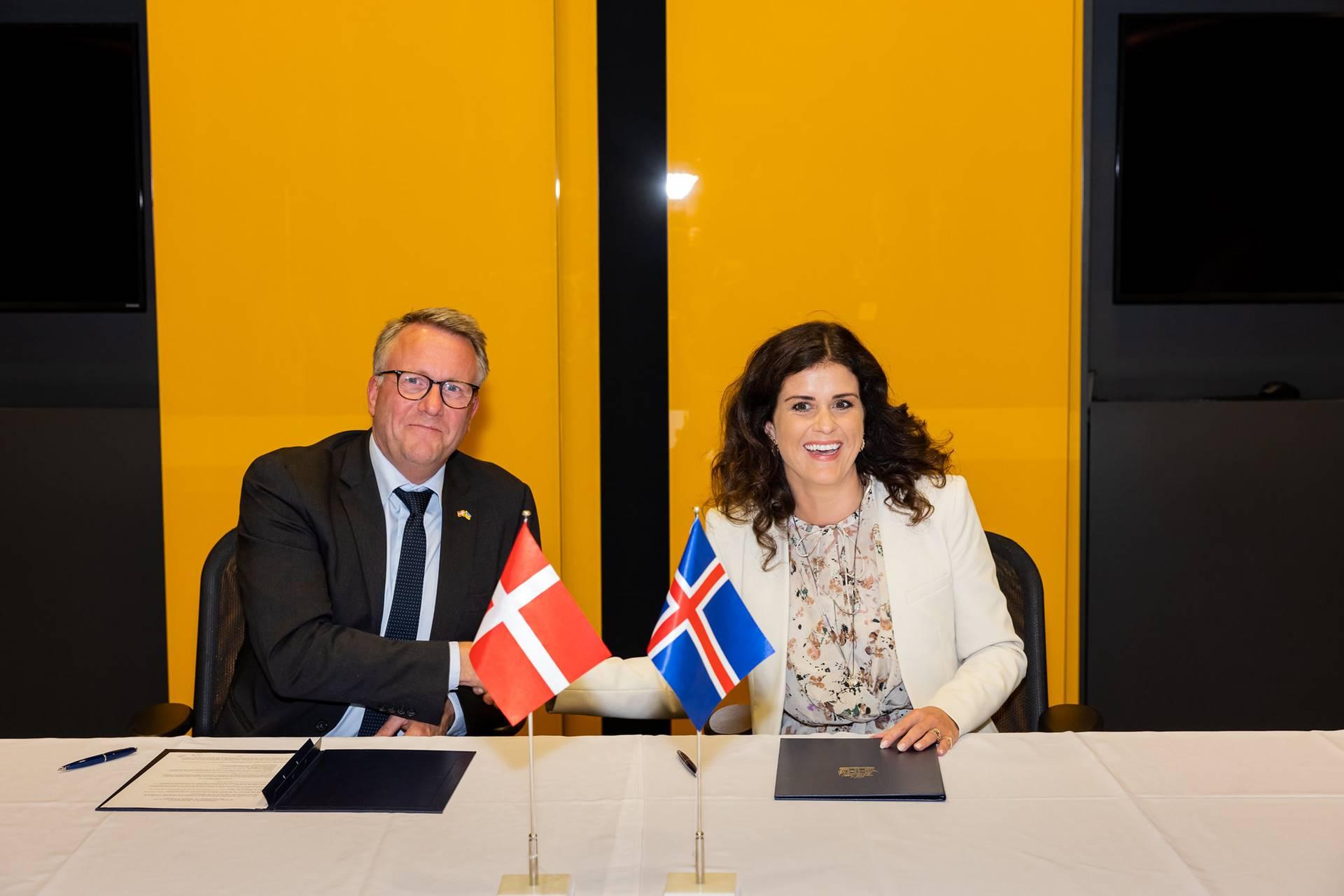 Minister Gylfadóttir and Morten Bødskov, Minister of Defence of Denmark, signed a Memorandum of Understanding on increasing security and defence cooperation between the two countries.