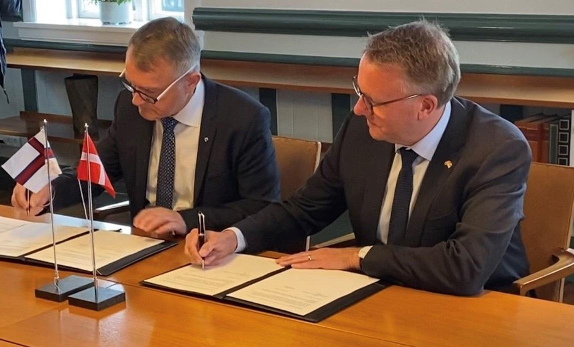 Danish Minister of Defence Morten Bødskov and Faroese National Governor for foreign affairs Jenis av Rana signed an agreement over the early warning radar.