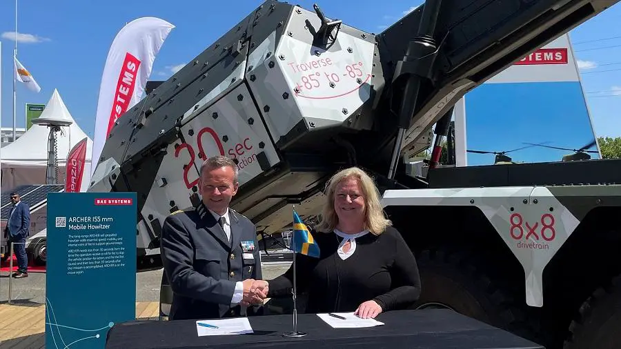Mikael Frisell, Head of  FMV, and Lena Gillström, CEO of BAE Systems Bofors at Eurosatory June 2022. 