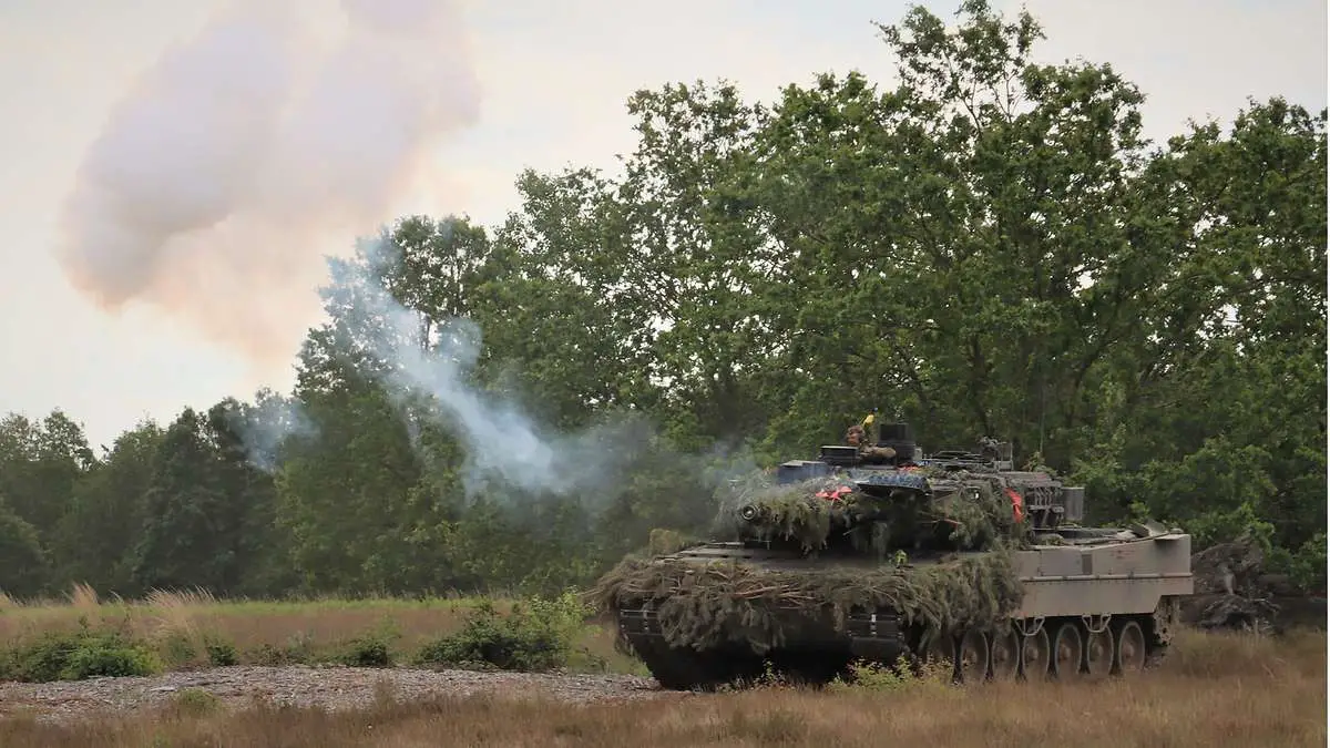 An enemy main battle tank (red team) charges and fires at the tanks of the battlegroup