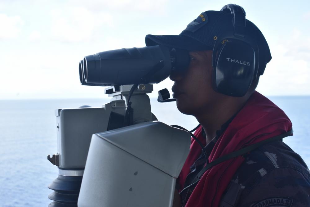  An Indonesian Navy sailor measures target distance during a gunnery exercise as part of Rim of The Pacific (RIMPAC) 2022. 
