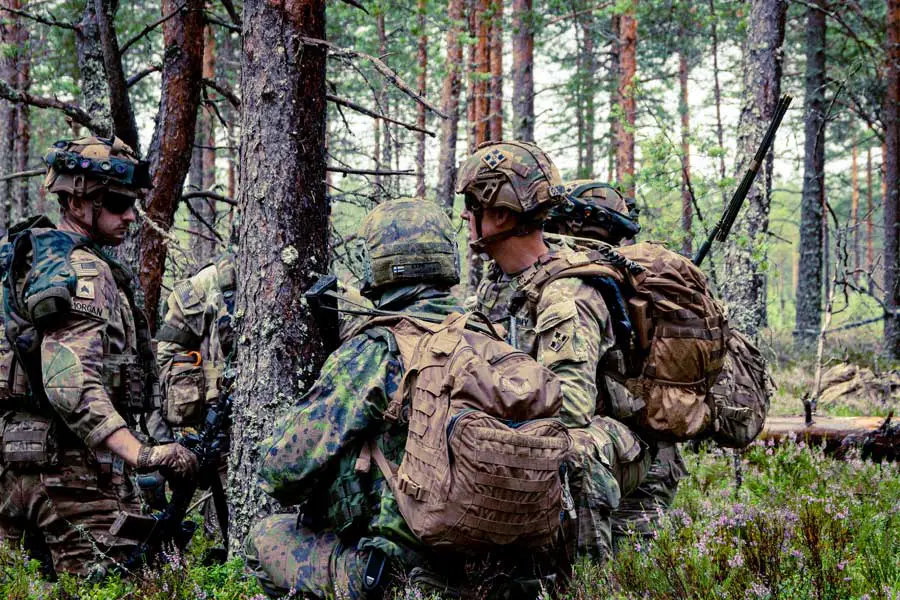 Finnish and US soldiers talking before the next move in the Pohjankangas during VIGILANT FOX