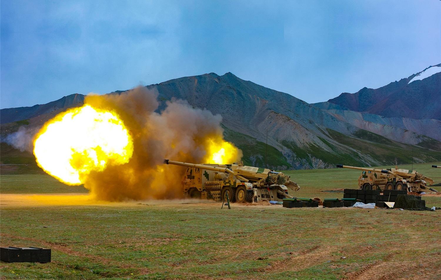 An artillery brigade under the PLA 77th Group Army conducted a live-fire training exercise with its truck-mounted gun-howitzers for the first time to verify the operational performance of the gun-howitzers and the combat capability of the troops in mid-August. 