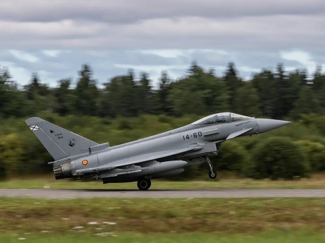 A Spanish Eurofighter touching down at Ämari Air Base in Estonia; for two weeks the jets will practise combined quick reaction alert missions with their German colleagues.