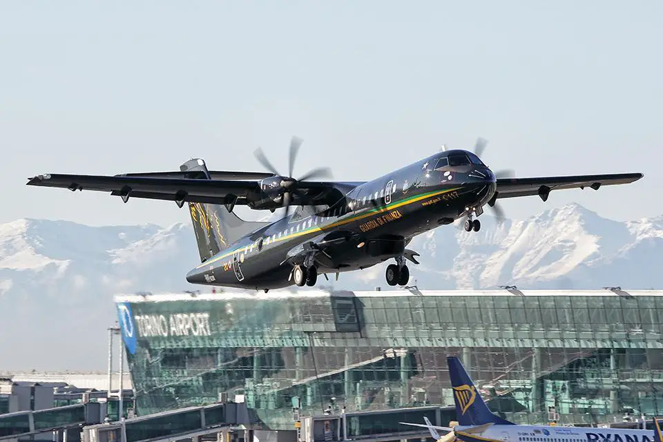 The P72B of the Guardia di Finanza takes off from Caselle Torinese airport