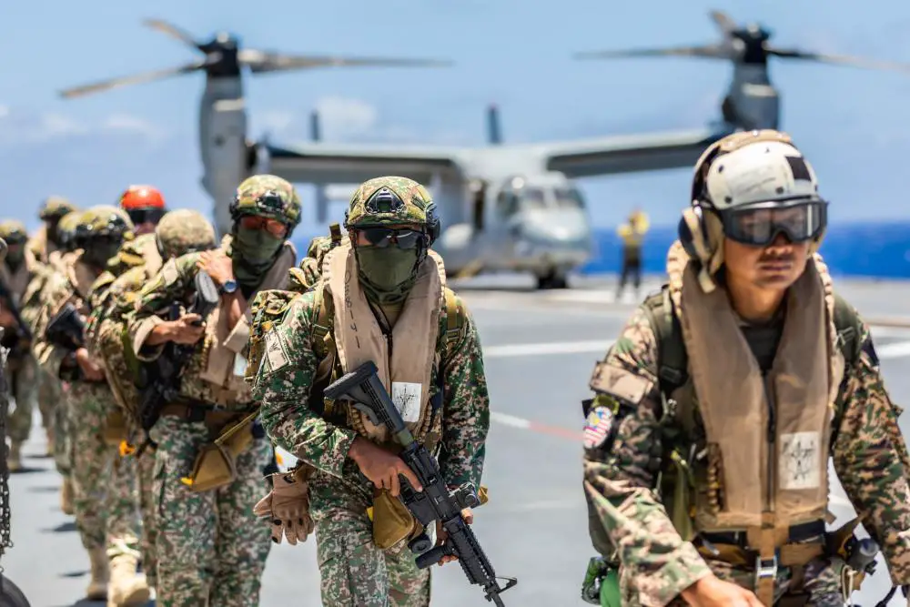  Malaysian Army Paratroopers disembark from a U.S. Marine Corps MV-22 Osprey, assigned to Marine Medium Tiltrotor Squadron (VMM) 165, aboard Royal Australian Navy landing helicopter dock HMAS Canberra (L02) during Rim of the Pacific (RIMPAC) 2022. 