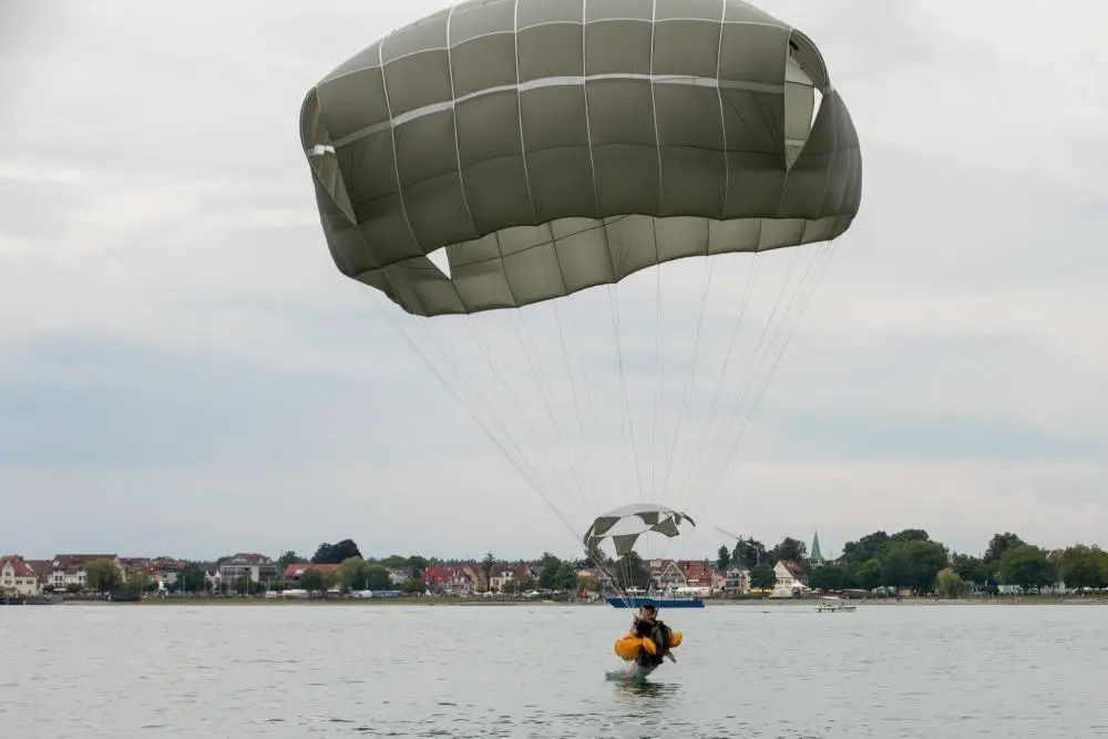 A U.S. Army paratrooper with the 173rd Brigade Support Battalion, 173rd Airborne Brigade, impacts the water during an airborne operation at Lake Constance, Germany, July 29, 2022. 75 paratroopers from the 173rd Airborne Brigade and 75 German paratroopers from the 26th Airborne Brigade ‘Saarland’ participated in the operation.