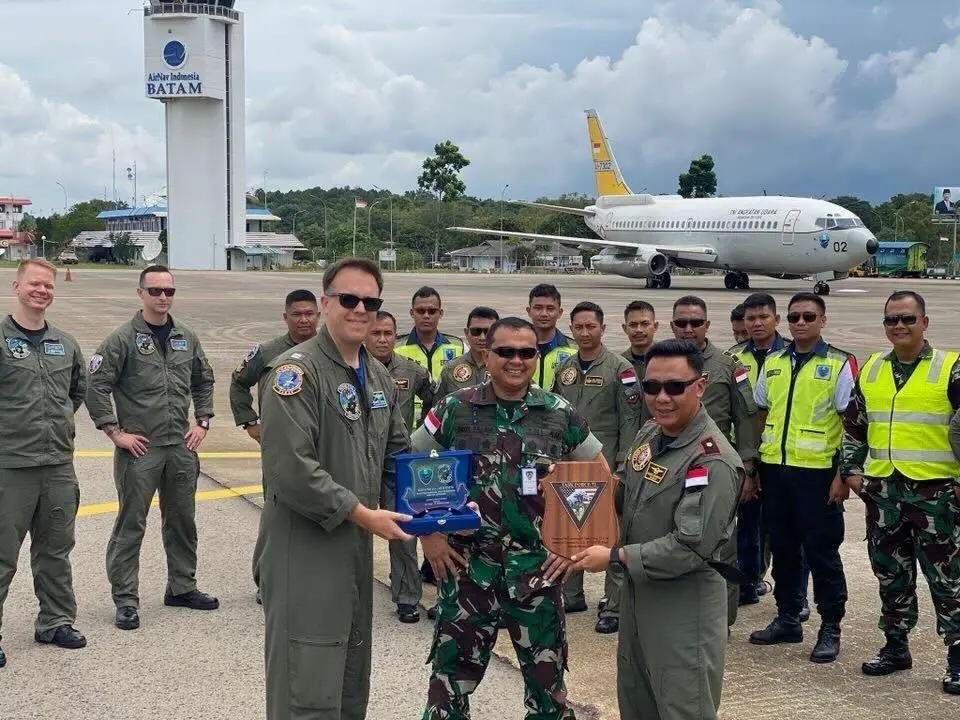  Lt. Bradley Bailey, a naval flight officer from Patrol Squadron (VP) 5, exchanges a gift with Maj. Hendro Sukamdani and Col. Dedy Ilham S. Salam of the Indonesian National Armed Forces, during Exercise Super Garuda Shield. 