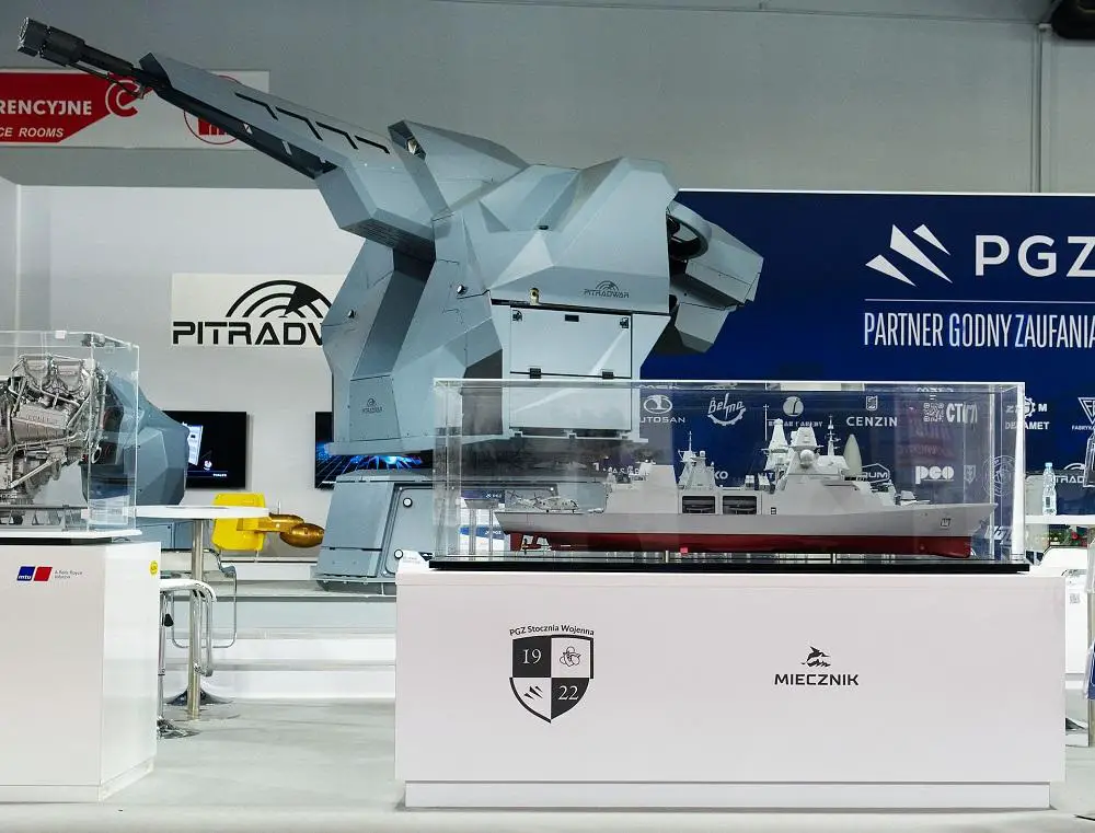 OSU-35 presented at MSPO 2022 (Miecznik frigate model in the foreground)