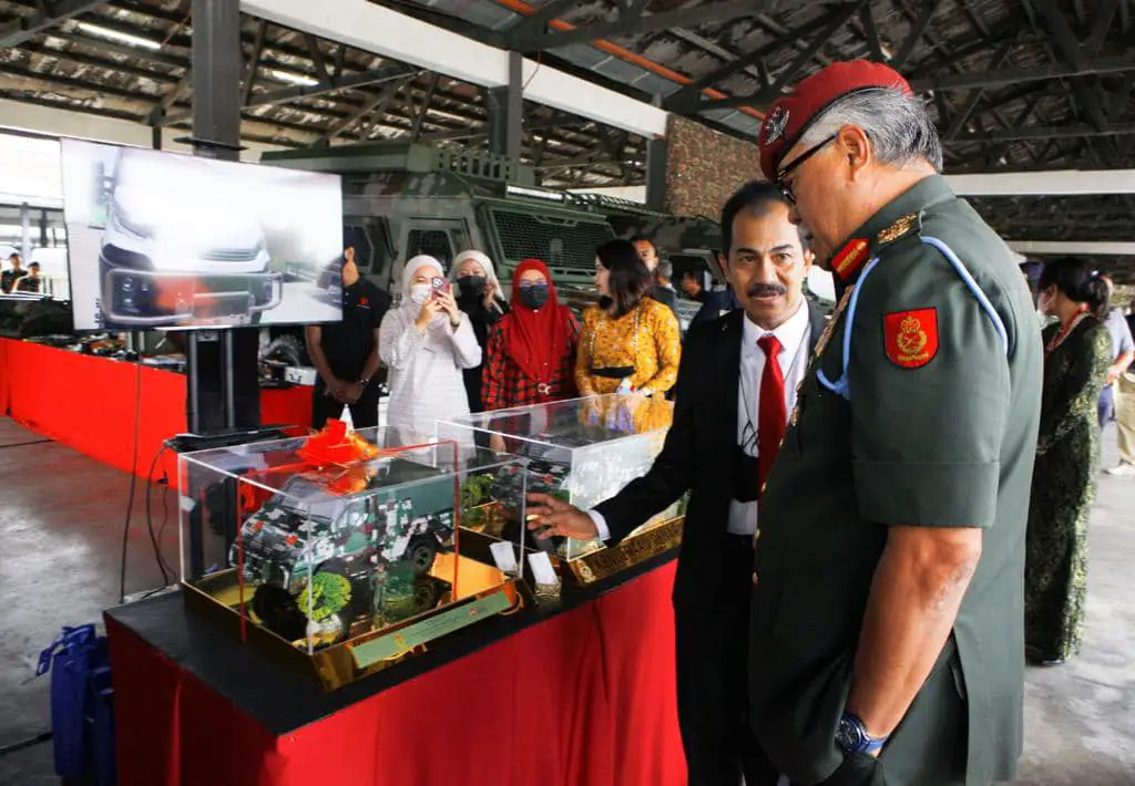 General Zamrose Mohd Zain looking at two models of the Iveco Daily gun tower.