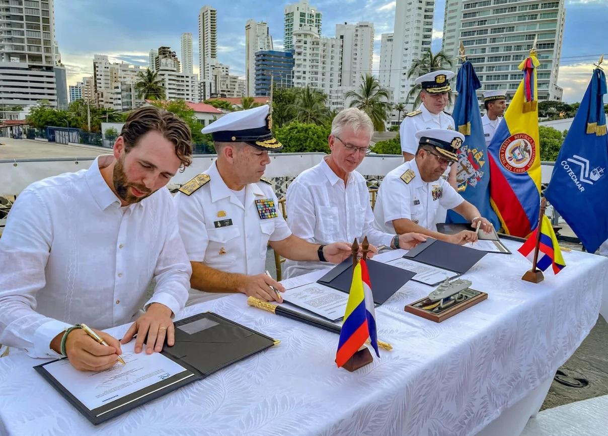 From left to right: Olivier van Papenrecht (Regional Manager Colombia, Damen Shipyards), Admiral Juan Ricardo Rozo Obregón (Second Commander of the Colombian Navy), Ernst Noorman (Ambassador in Colombia for the Kingdom of the Netherlands), Admiral Luis Fernando Márquez Velosa (President of COTECMAR)