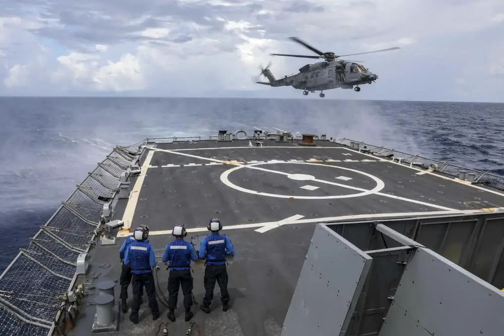 A Canadian Sikorsky CH-148 Cyclone helicopter attached to the Royal Canadian Navy Halifax-class frigate HMCS Winnipeg (FFH 338) approaches the flight deck aboard Arleigh Burke-class guided-missile destroyer USS Higgins (DDG 76) while conducting multi-lateral operations in the South China Sea, Oct. 5.