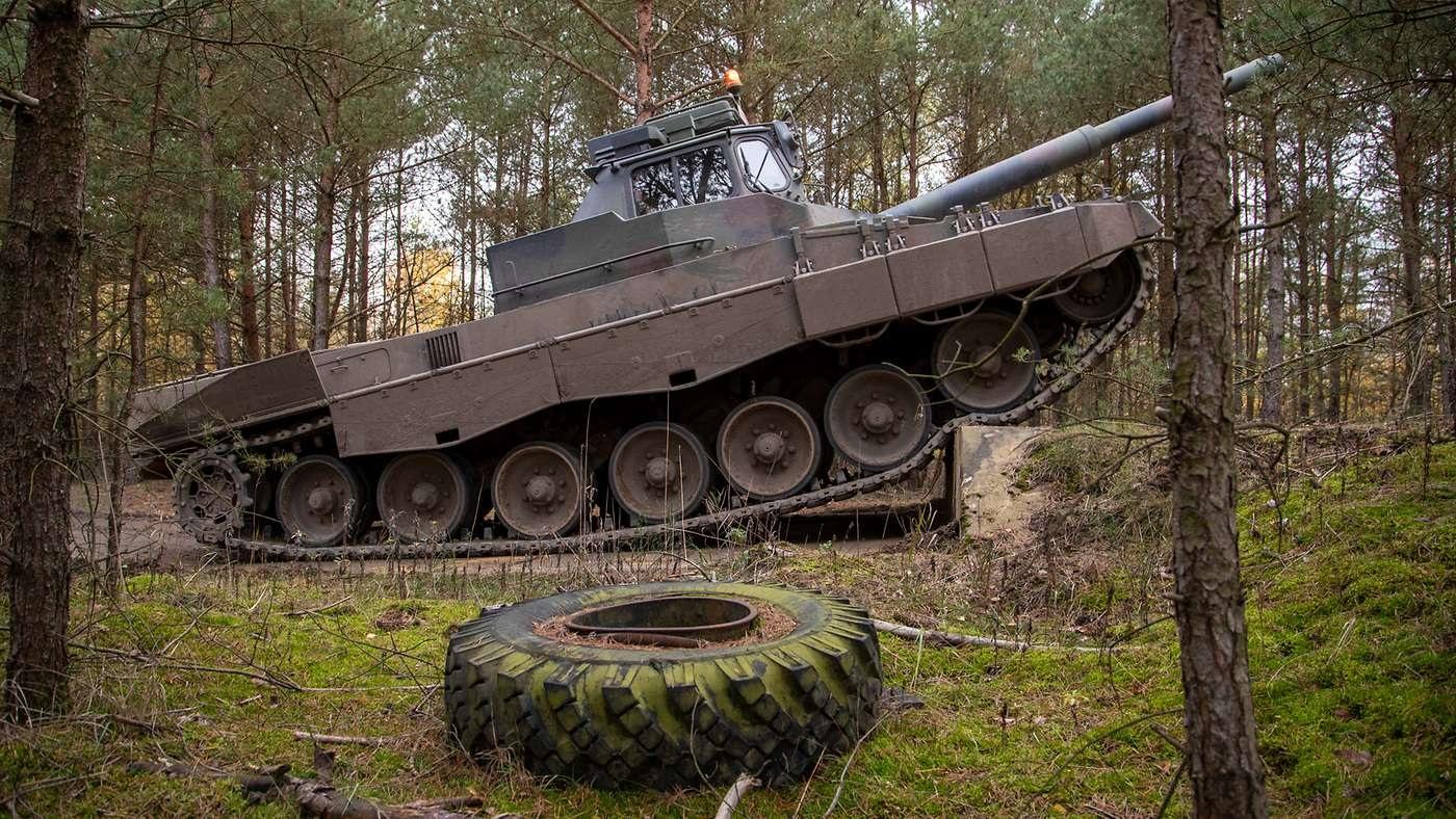 Czech Army Tankers Start Training on German Army Leopard 2A4 Main Battle Tank