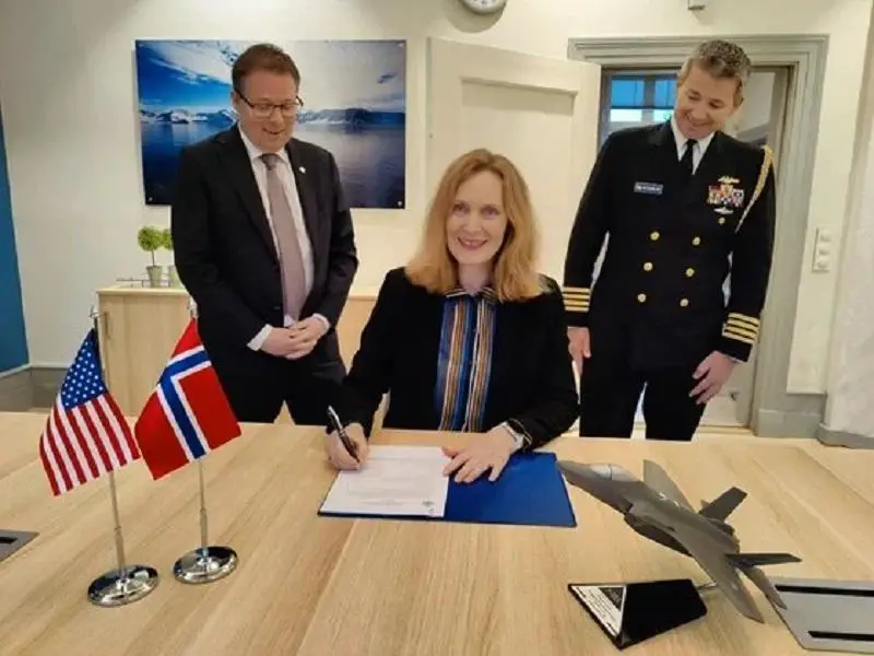 From the left: Norwegian Minister of Defence Bjørn Arild Gram, Director General of the Norwegian Defence Material Agency (NDMA) Gro Jære and US Defence Attachee to Norway Navy Captain Eric Severseike. 
