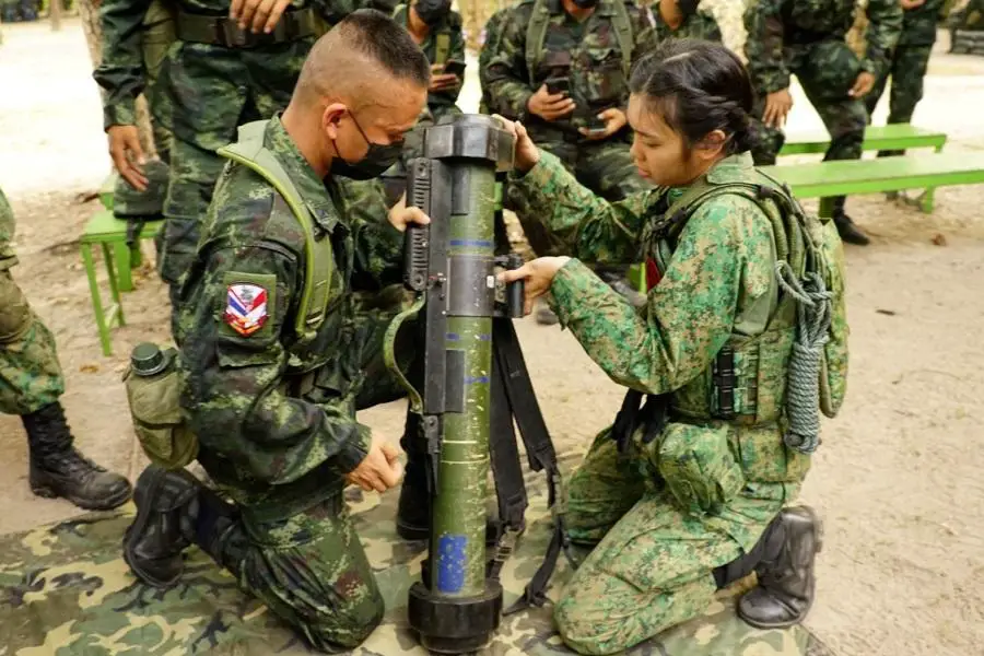 A soldier from the 40th Battalion Singapore Armoured Regiment (40SAR) demonstrating MATADOR weapon handling during cross weapon handling exchange.