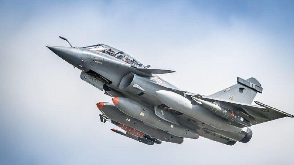 A Rafale B flight test aircraft carrying an AASM 1000 stand-off weapon under each wing.