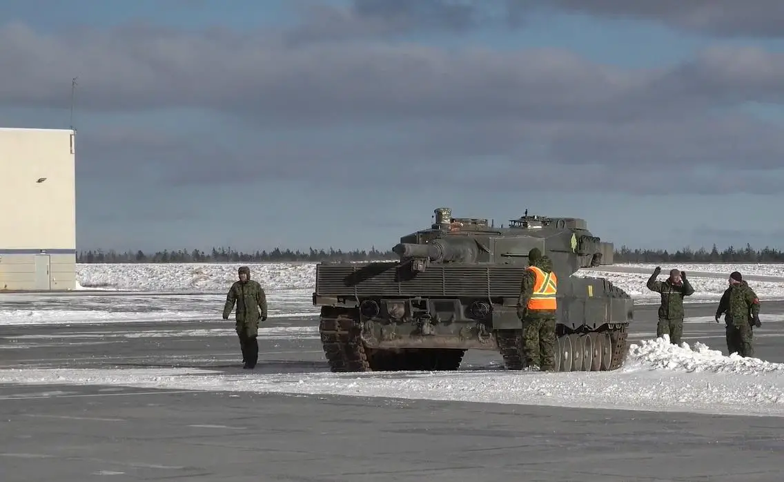 Canadian Leopard 2 tanks 'en route' to Ukraine as troops prepare for suspected Moscow attacks.