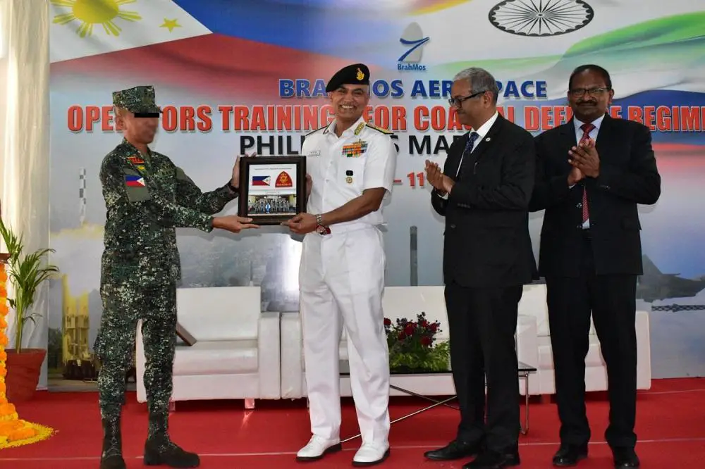 Head of Philippine Navy Team presents a memento to CNS during the Valedictory Ceremony