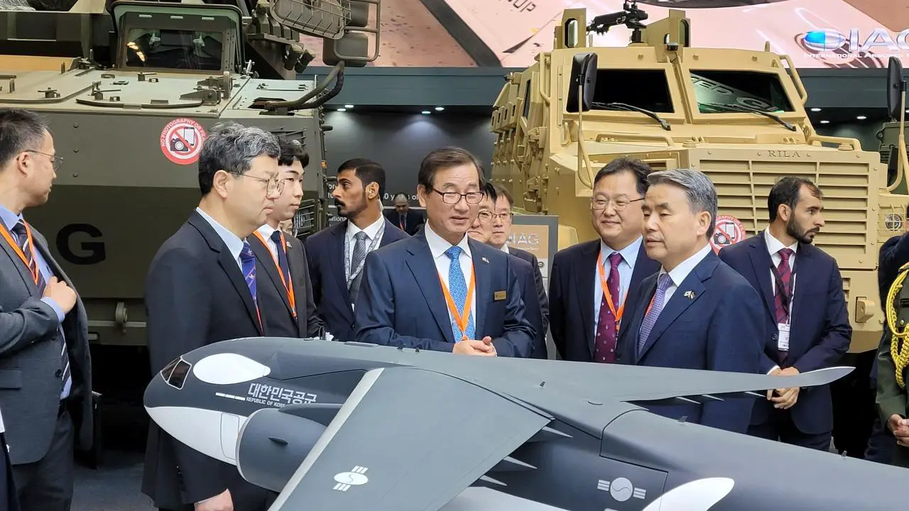 South Korean Defense Minister Lee Jong-sup (front right) is briefed by CEO Kang Goo-young of Korea Aerospace Industries (center) at the KAI booth at the International Defense Exhibition and Conference in Abu Dhabi, the United Arab Emirates, Monday. 