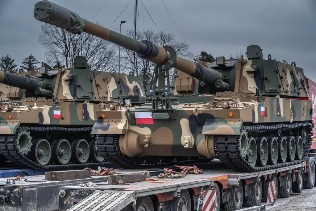 The Polish army on Thursday took delivery of a second batch of 12 South Korean Hanwha K9 Thunder self-propelled howitzers. This is the second delivery, and several more are due this year. 