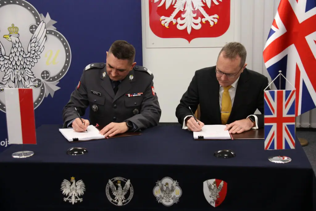 Brigadier General Artur Kuptel, Head of the Polish Armaments Agency (L) and MBDA UK Managing Director Chris Allam (R) 