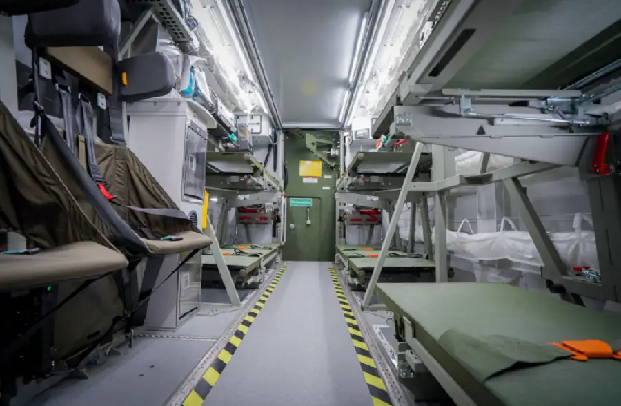 In the protected wounded transport container, Bundeswehr medical personnel can safely
transport injured persons and provide them with medical care.