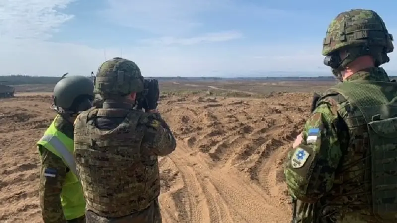 Accompanied by MG Palm (Commander Estonian Division) and COL Merilo (Commander 1st Infantry Brigade), LTG von Sandrart (Commander MNC NE) observes the Estonian Army drills at the Tapa central military training area, April 2023