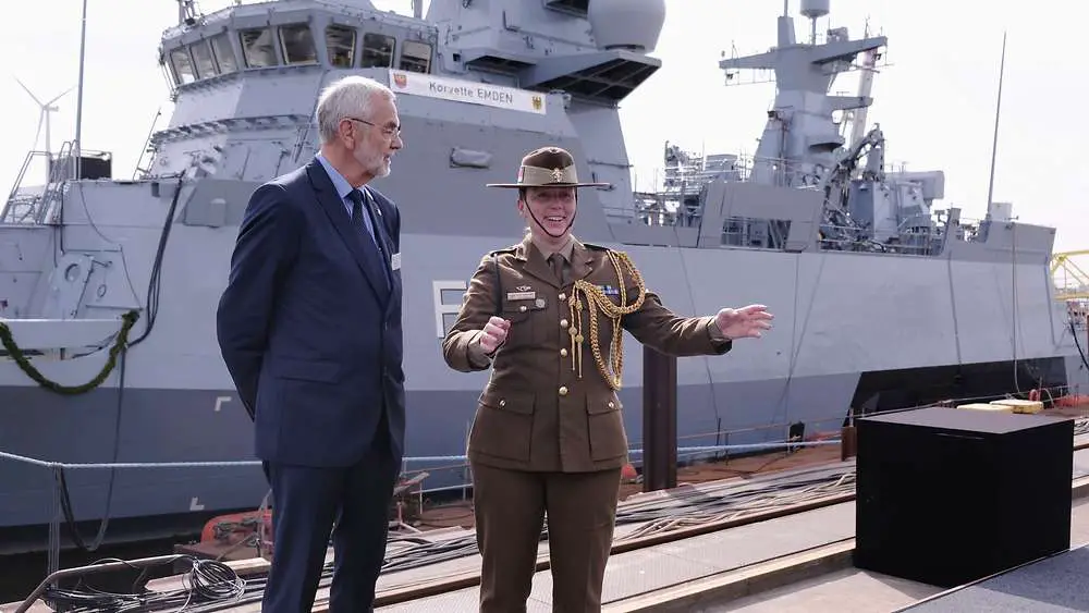 The new naval vessel ties in with a lot of history and emotion. Former Commodore Henning Bess, head of the “Emden family”, and Major Jess Ward, Australia’s Assistant Defence Attaché in Berlin, were two of the many christening guests.