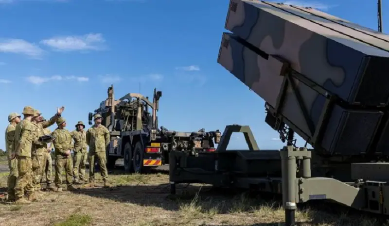 Soldiers from 16th Regiment, Royal Australian Artillery, NASAMS training team, demonstrate the operation of the NASAMS Mk II Canister Launcher. Photos: Corporal Jacob Joseph