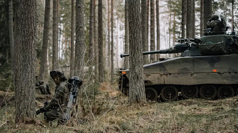 In Gotland, the Swedish Armed Forces is blocking vital landing sites, with the support of UK units and the Home Guard.