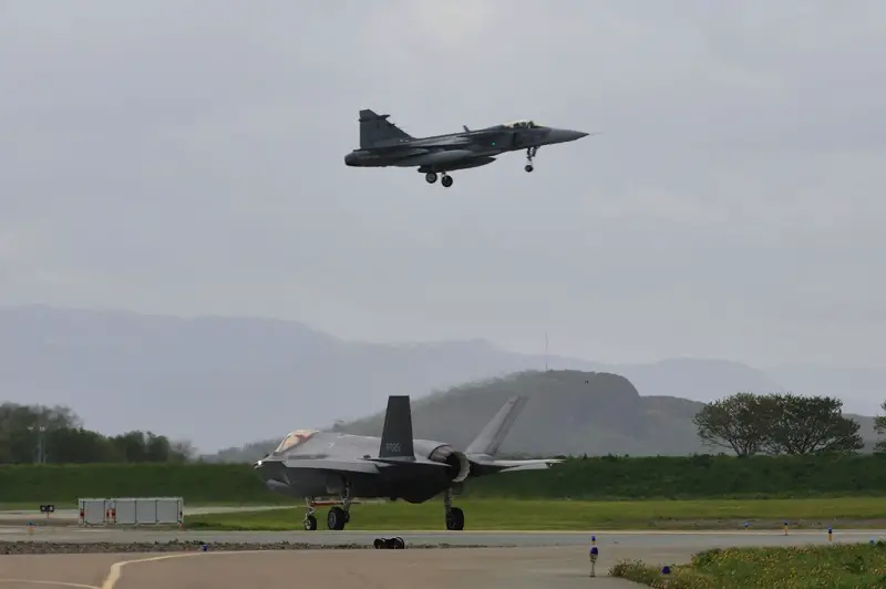 Czech Air Force Gripen Fighters Face US Air Force F-35 Fighters for First Time