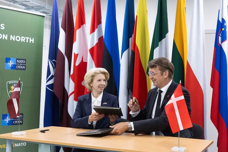 The Latvian Minister of Defense In?ra M?rniece (left) and the Danish Acting Minister of Defense Troels Lund Poulsen (right) sign the agreement concerning the further development of MND N.