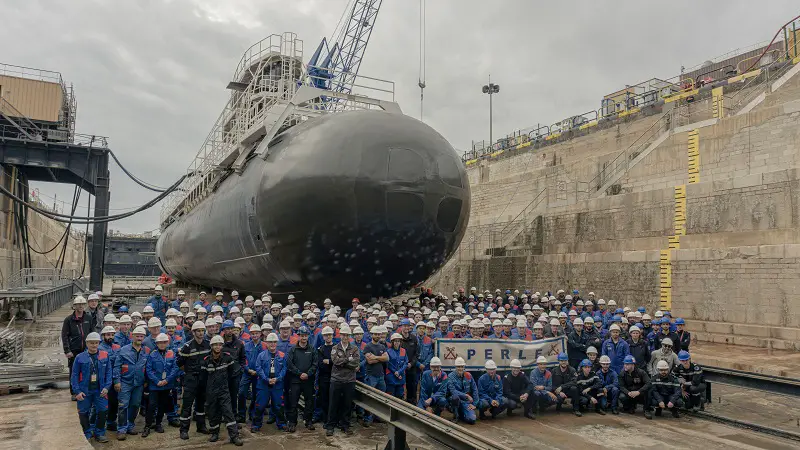 Severel damaged by fire while in dry dock, the French Navy submarine Perle was repaired by replacing her entire front hull with that taken from her sister-ship Saphir, which had been retired in 2019. 