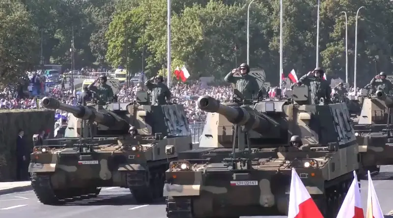 Hanwha K9A1 self-propelled howitzers are displayed during a massive military parade to celebrate the Polish Army Day in Warsaw.
