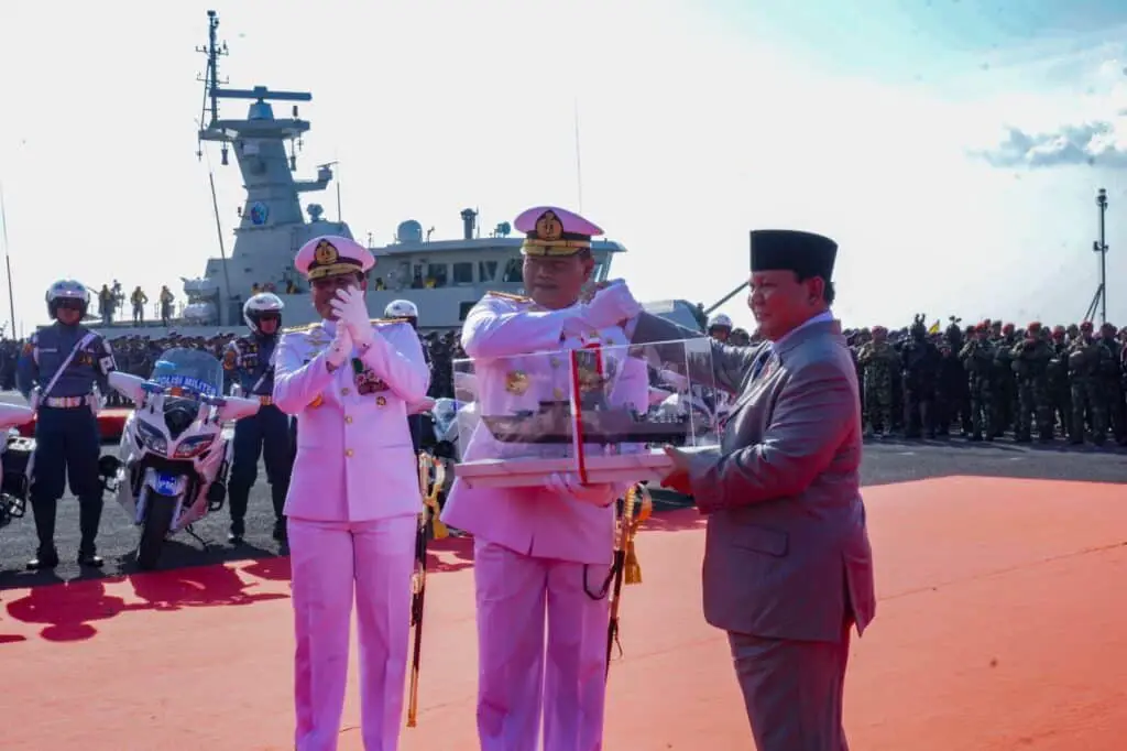 The Indonesian Navy received the delivery of two mine countermeasures vessels (MCMV), KRI Pulau Fani (731) dan KRI Pulau Fanildo (732), in a ceremony led by Chief of Naval Staff, Admiral Muhammad Ali