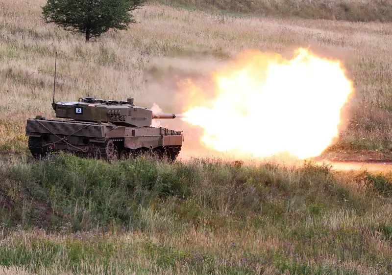 Slovak Tank Crews Complete First Combat Firing with Leopard 2A4 Main Battle Tanks