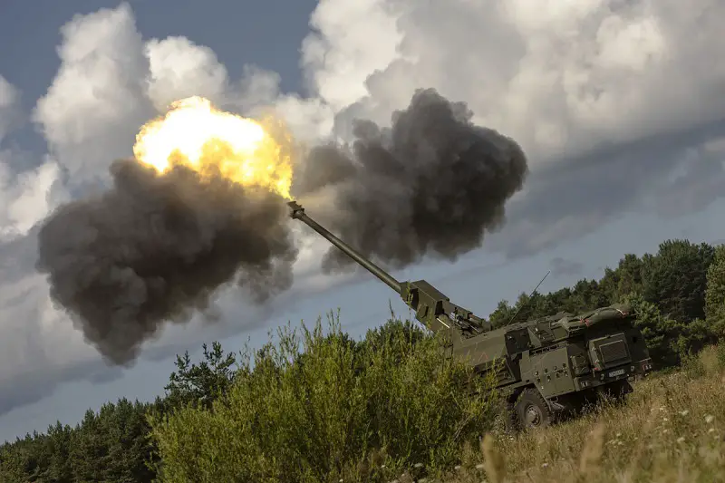 US Lithuanian and Slovak Howitzers Conduct Live Firing Training at the Baltic Sea