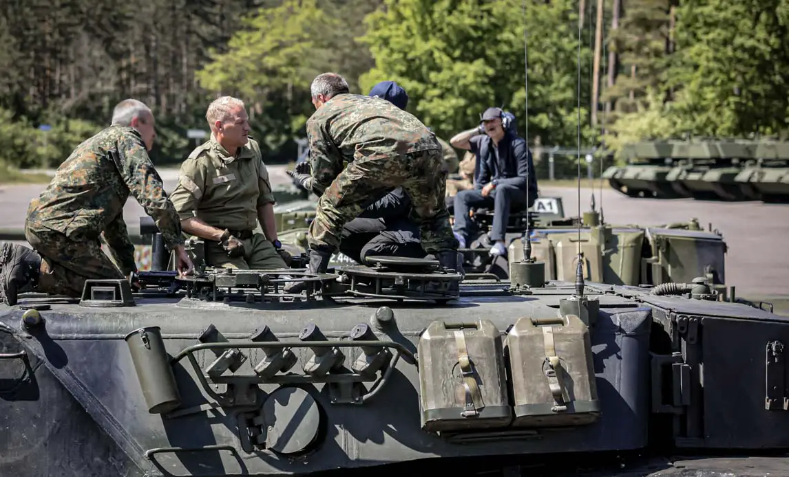 Danish instructors train Ukrainian tank crews in Germany.