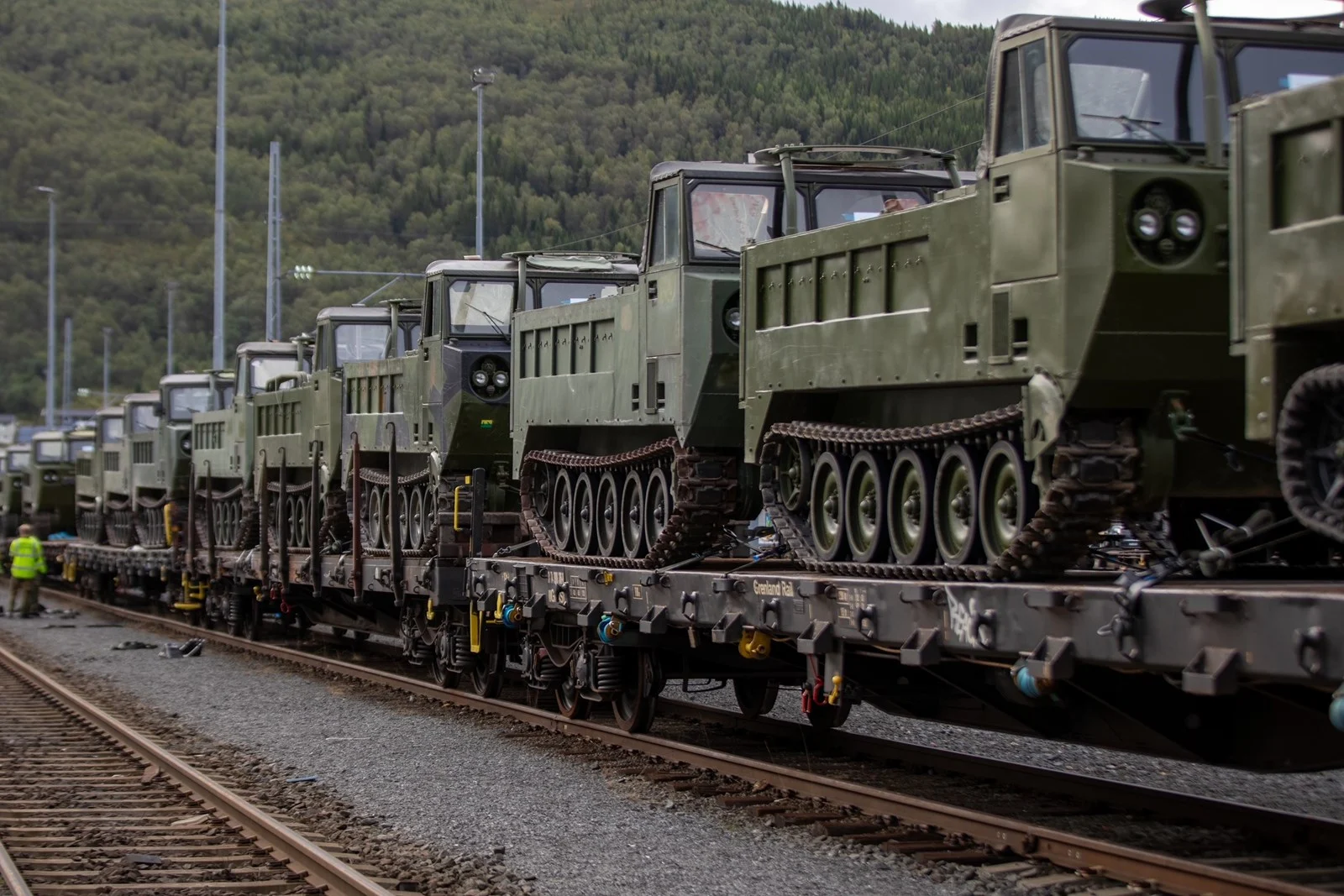 Norway Ministry of Defence Donates M548 Tracked Cargo Carriers to Ukraine