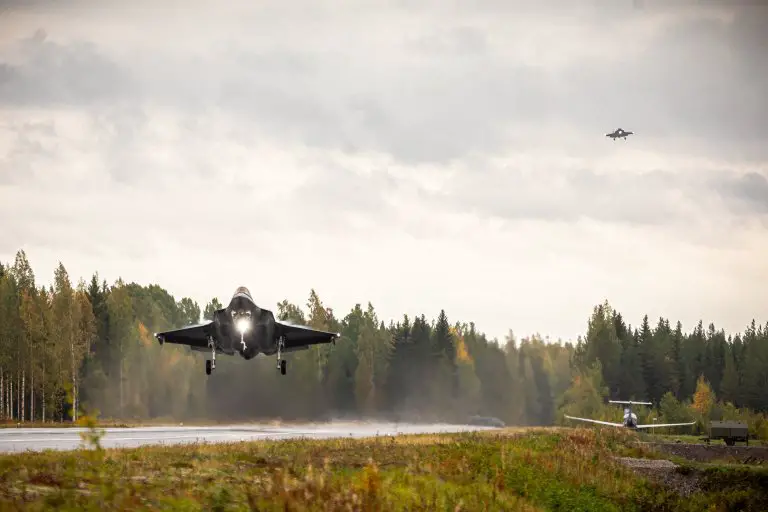 Norwegian F-35A performing "touch and go" on highway in Finland for the first time. 