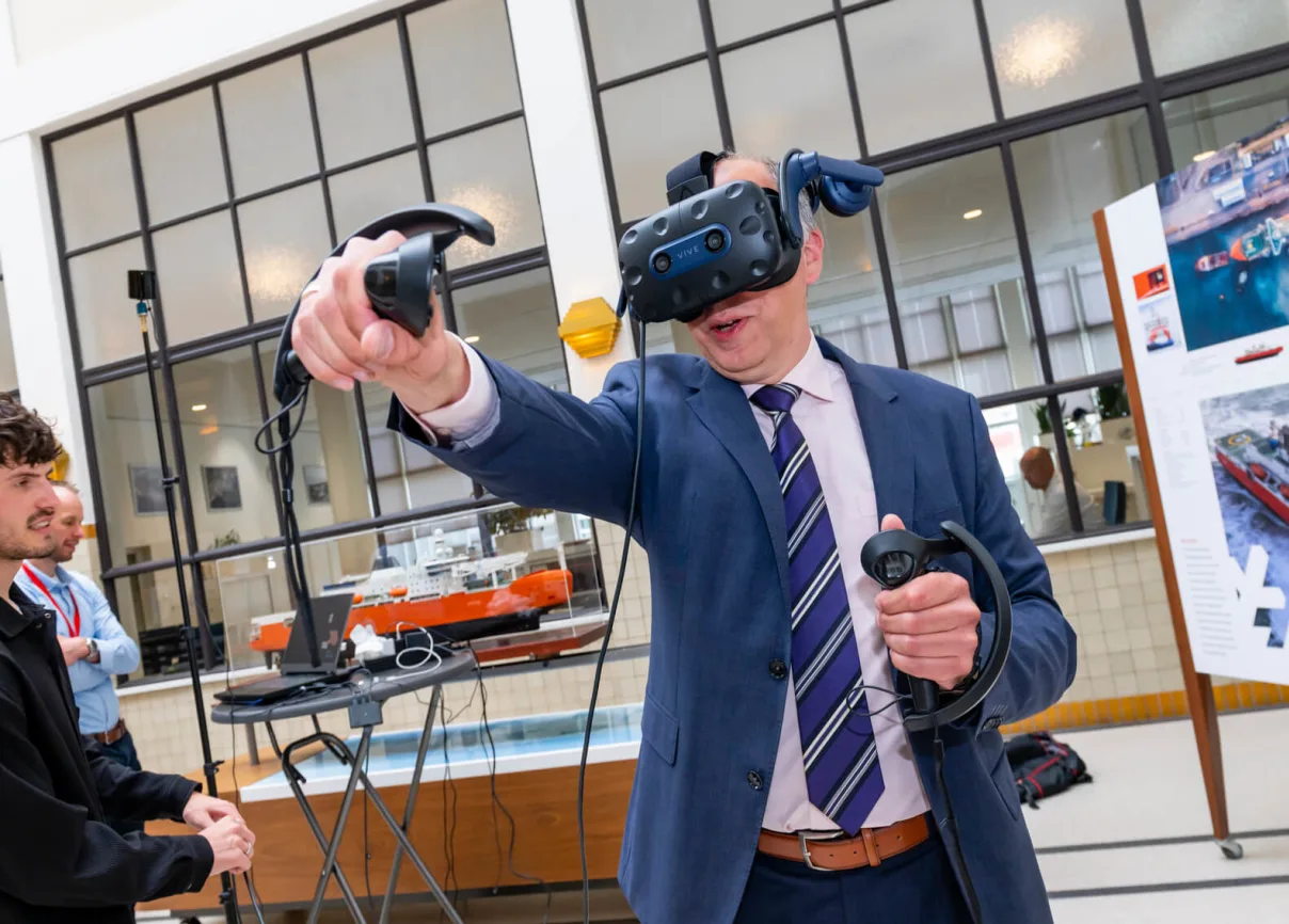 COMMIT Project Director Joost Meesters tries out the VR module during a presentation at Damen Naval.