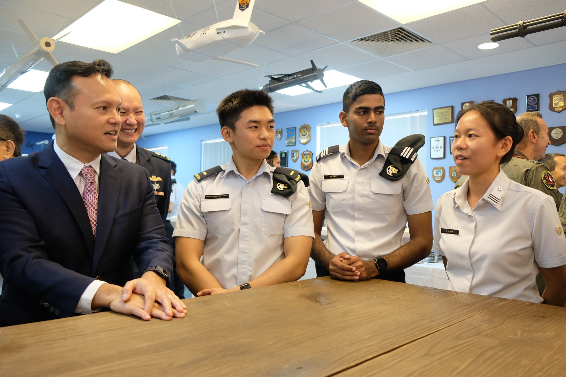 SMS Zaqy Interacted with the Pilot and Weapons Systems Officer (Fighter) trainees from the RSAF Pearce Detachment.